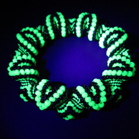 Uranium glass Beadwoven Cellini Bangle - Picture 14 of 14